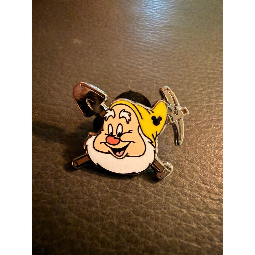 2014 Hidden Mickey - The Seven Dwarfs - Happy